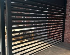 Danenberg Shop Louvres - Louvre zwart als zijwand in terrasoverkapping