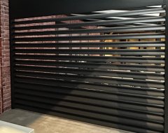 Danenberg Shop Louvres - Louvre zwart als zijwand in terrasoverkapping