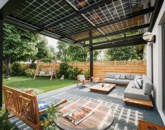 Cubo Solar terrasoverkapping met zonnepanelen en loungezitje