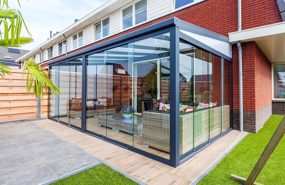 tuinkamer aluminium overkapping met glaswanden in moderne tuin